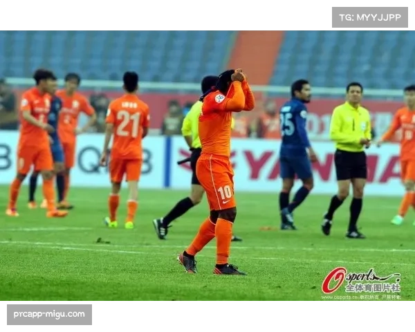 “特写：门将失误致球队降级区挣扎，赛后独自谢场获主场球迷掌声鼓励”